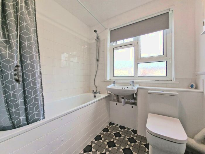 2 Bedroom Flat To Rent In Herne Road, Cosham, PO6