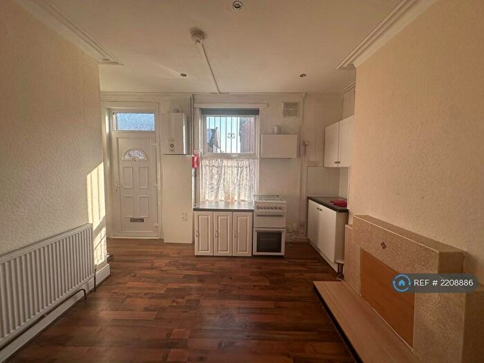 2 Bedroom Terraced House To Rent In Crosby View, Leeds, LS11