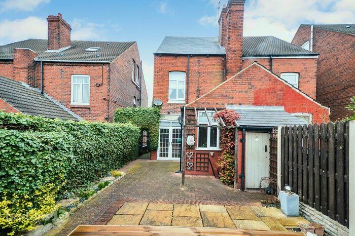 4 Bedroom Semi-Detached House To Rent In Broom Grove, Rotherham, S60