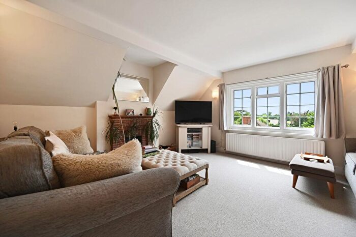 3 Bedroom Apartment For Sale In Peaches Close, Cheam, SM2