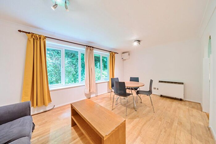 2 Bedroom Flat To Rent In Linwood Close Camberwell, SE5
