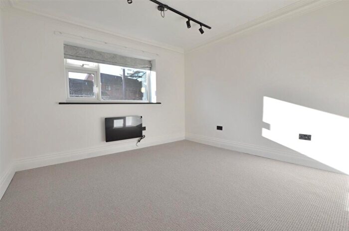 3 Bedroom Apartment To Rent In Oakfield Drive, Reigate, Surrey, RH2