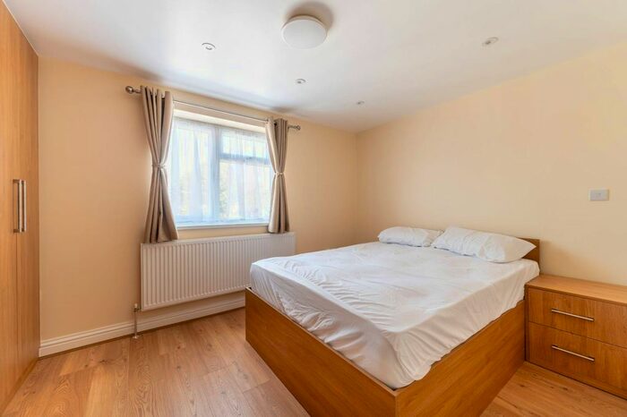 Studio To Rent In Bilton Road, Perivale, Greenford, UB6