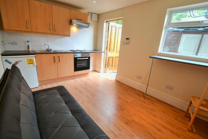 Studio To Rent In Cricklewood Lane, Ground Floor Flat, London, NW2