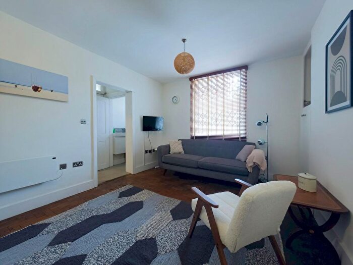 1 Bedroom Flat To Rent In Stepney Green, E1