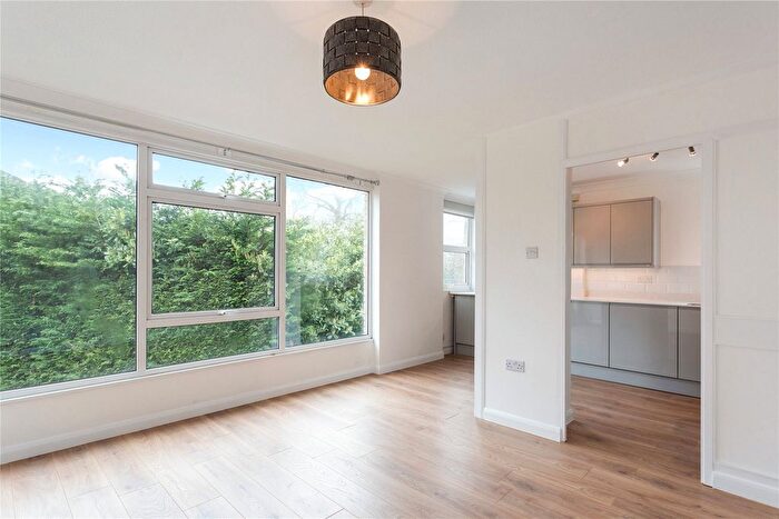2 Bedroom Flat To Rent In Woodview Court, Queens Road, Weybridge, KT13