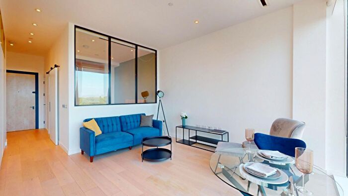 1 Bedroom Flat To Rent In Great West Road, Brentford, TW8