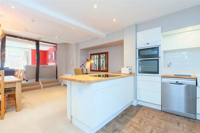 1 Bedroom Flat To Rent In Market Street, Woodstock, OX20