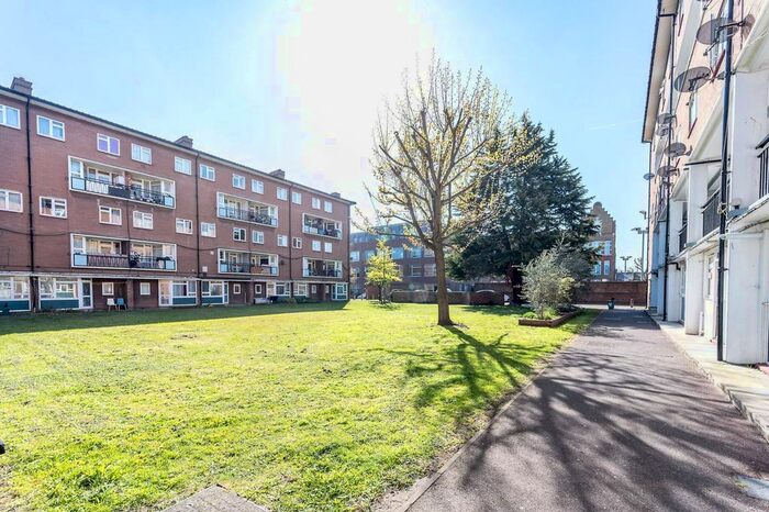 2 Bedroom Flat To Rent In East Street, Elephant And Castle, London, SE17