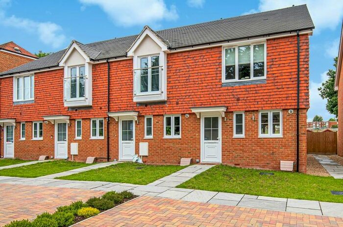 2 Bedroom End Of Terrace House To Rent In Park View Close, Guildford, GU2