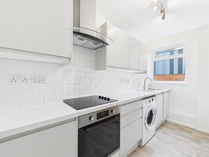 2 Bedroom Flat To Rent In Croft Court, Grammer School Walk, Hitchin, SG5