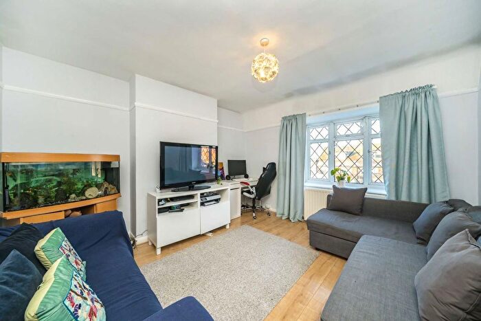 2 Bedroom Flat For Sale In Richmond Road, Kingston Upon Thames, KT2