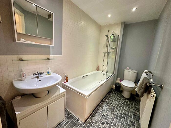 2 Bedroom Flat To Rent In Belgravia Court, Sandringham Place, Hartford, CW8