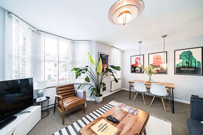 2 Bedroom Maisonette For Sale In Petersfield Road, Acton, W3