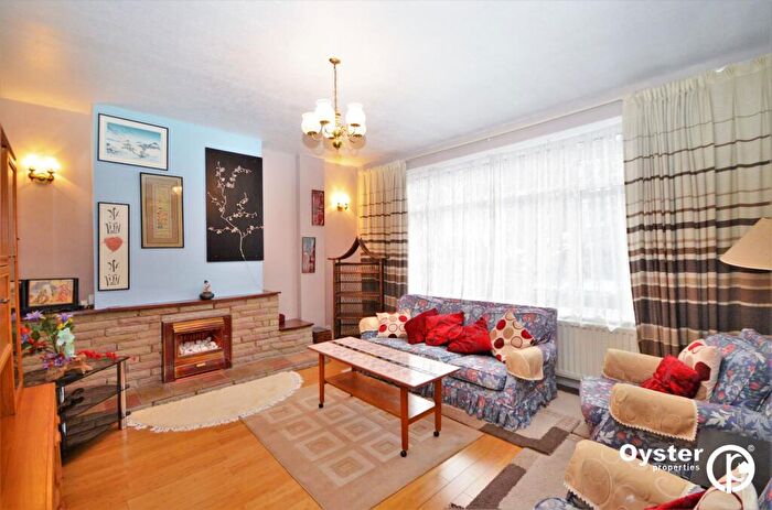 3 Bedroom Terraced House To Rent In Hastings Road, London, N11