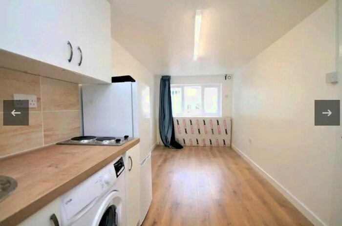 Studio To Rent In Shropshire Close, Mitcham, Surrey, CR4
