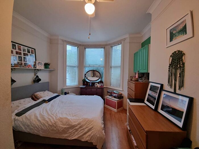 2 Bedroom Flat To Rent In Courcy Road, Turnpike Lane, N8