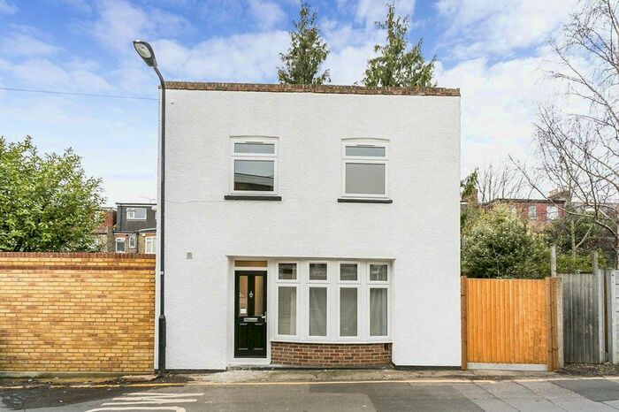 3 Bedroom Detached House To Rent In Forest Road, London E11