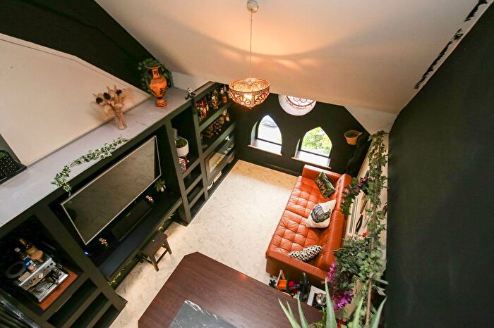2 Bedroom Flat For Sale In Standishgate, Wigan, WN1