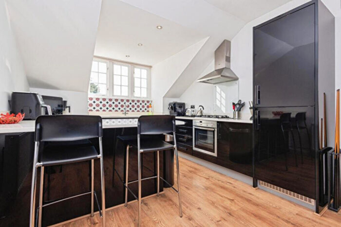 2 Bedroom Flat For Sale In Newark Lane, Woking, GU23