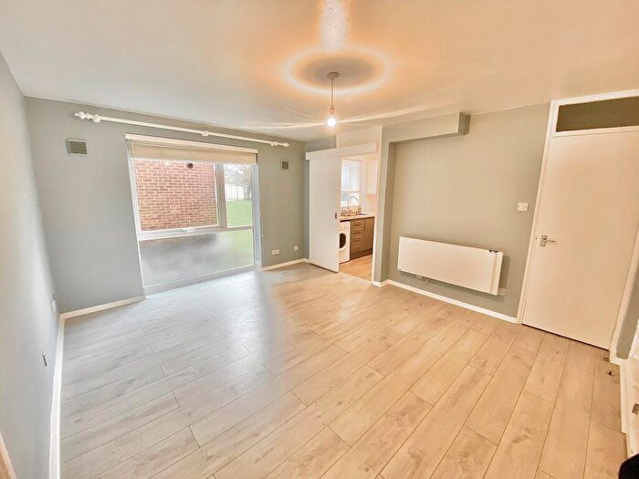 Apartment To Rent In Shurland Avenue, EN4