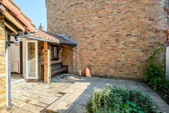 1 Bedroom Flat To Rent In Forest Road, Walthamstow, E17