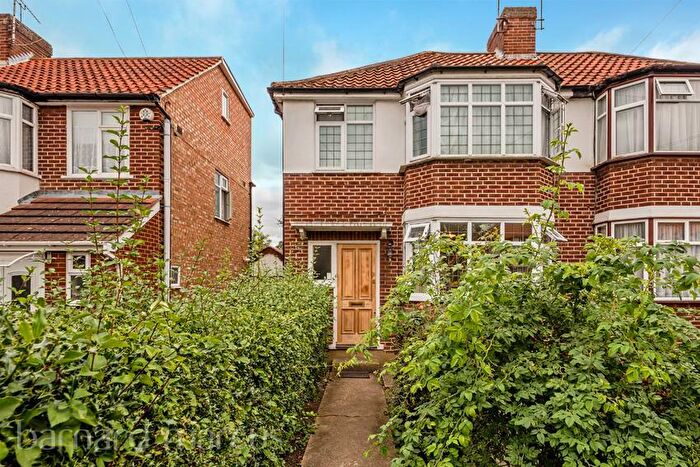 3 Bedroom Apartment To Rent In Oakhampton Road, London, NW7