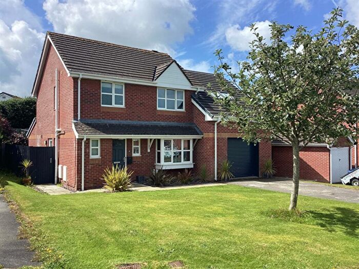 3 Bedroom Detached House For Sale In Gwel Y Llan, Llandegfan, LL59
