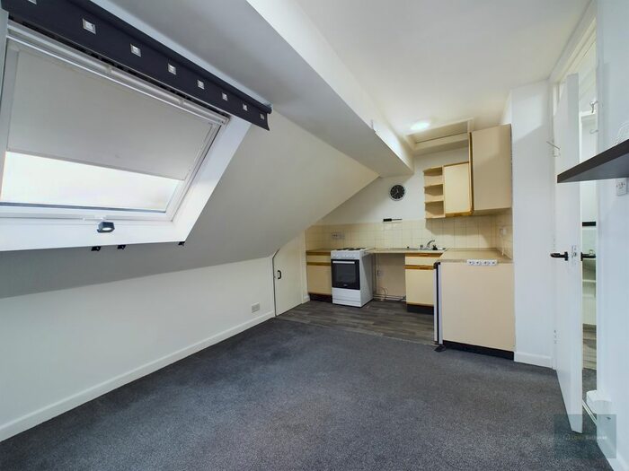 1 Bedroom Flat To Rent In Kenilworth Gardens, Melksham, SN12