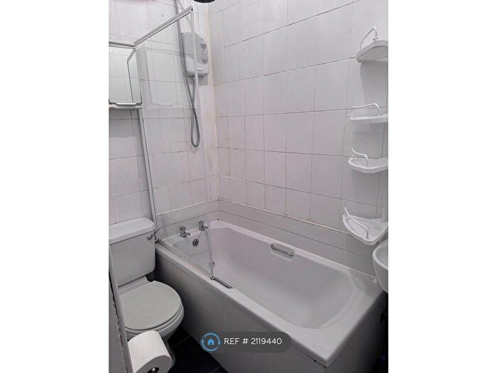 3 Bedroom Flat To Rent In West End Park Street, Glasgow, G3