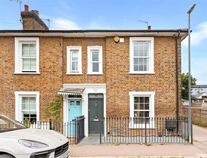 3 Bedroom Detached House For Sale In Hemnall Street, Epping, CM16