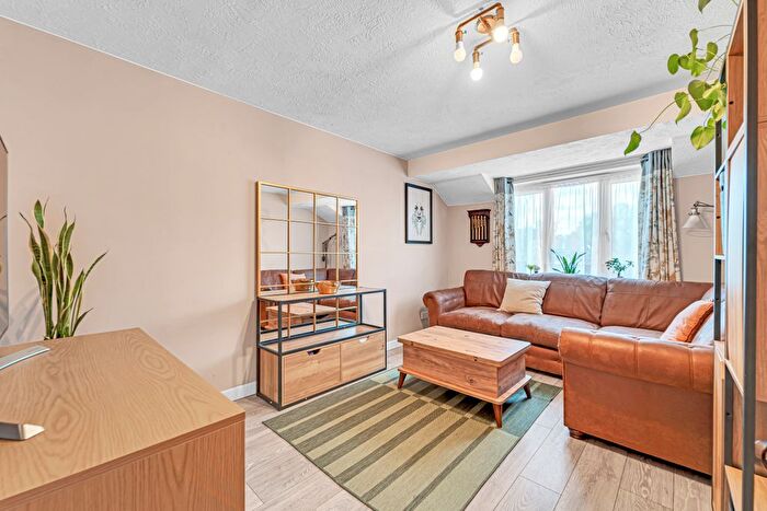 1 Bedroom Flat For Sale In Larkham Close, Feltham, TW13
