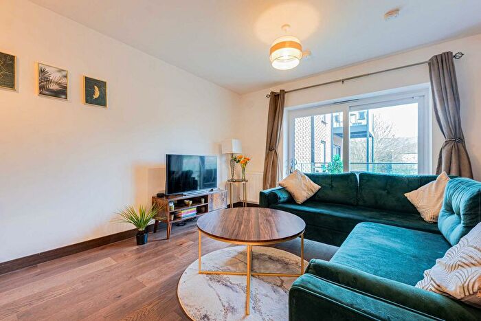 1 Bedroom Flat For Sale In Fairfax Drive, Westcliff-On-Sea, SS0