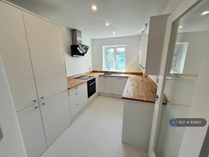 2 Bedroom Flat To Rent In Beckenham Grove, Bromley, BR2