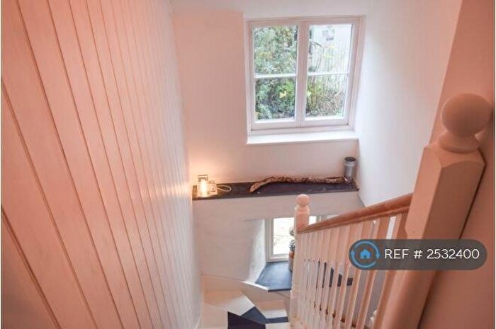 Studio To Rent In East Street, Newport, SA42