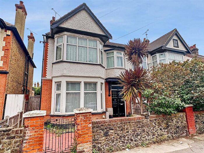 2 Bedroom Apartment For Sale In Albion Road, Westcliff On Sea, SS0