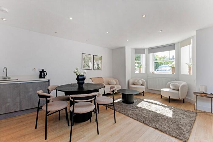 3 Bedroom Flat To Rent In Thurlow Park Road London, SE21