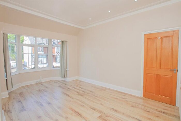 3 Bedroom Flat To Rent In Sunny Gardens Road, Hendon, NW4