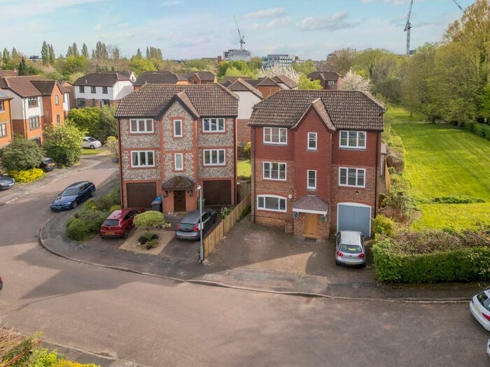 5 Bedroom Detached House To Rent In Maidenhead, Berkshire, SL6