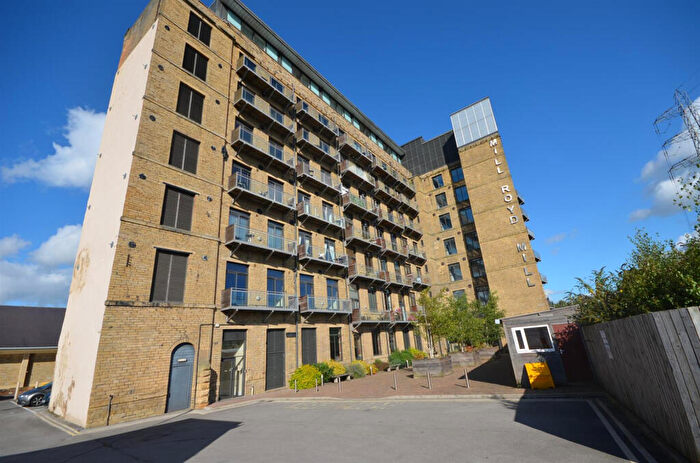 2 Bedroom Flat To Rent In Huddersfield Road, Brighouse, West Yorkshire, HD6