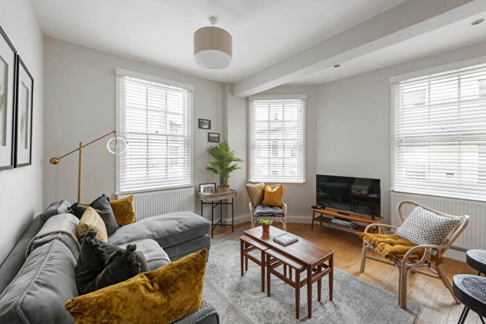 2 Bedroom Apartment To Rent In Flat, Union Passage, Bath, BA1