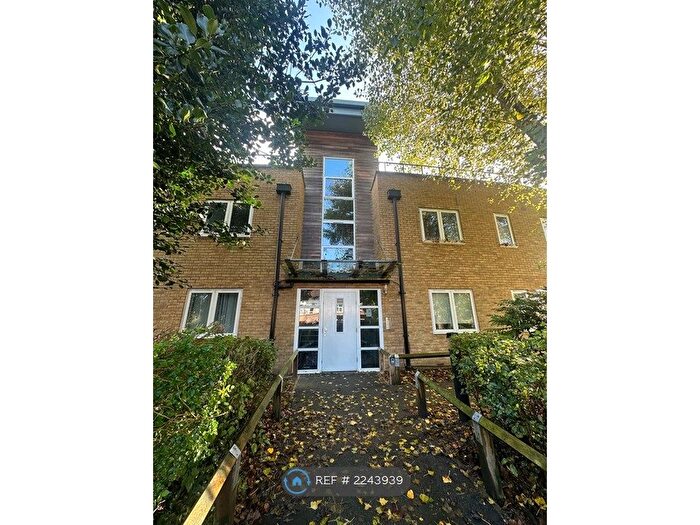 1 Bedroom Flat To Rent In Montclair Court, London, N12