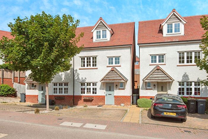 4 Bedroom Semi-Detached House For Sale In Armstrong Road, Luton, LU2