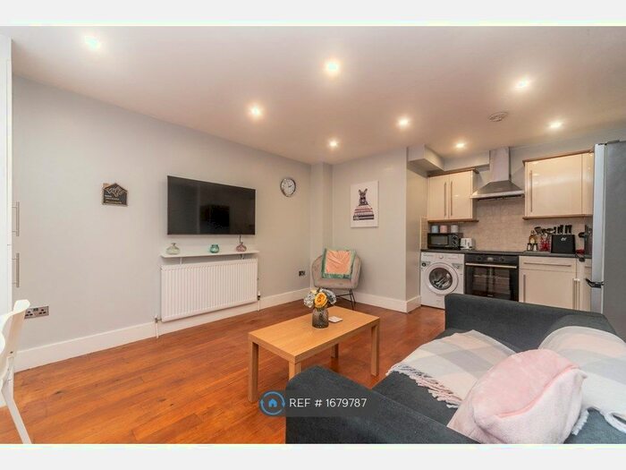 2 Bedroom Flat To Rent In St. John's Hill, London, SW11