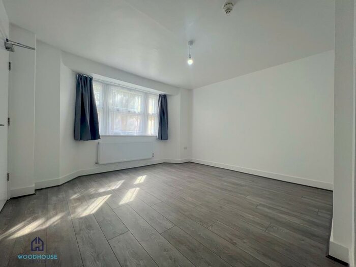Studio To Rent In Woodland Road, London, N11