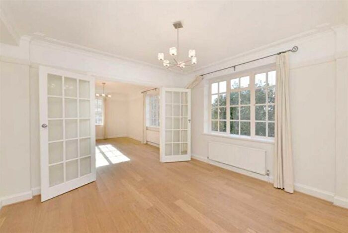 3 Bedroom Flat To Rent In Cropthorne Court, Maida Vale, London, W9