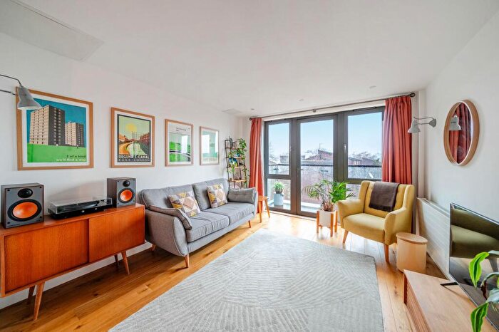 1 Bedroom Flat For Sale In Elthorne Road, Kinver House, N19