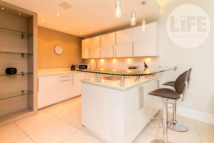 2 Bedroom Flat To Rent In Whitehouse Apartments, Belvedere Road, London, SE1