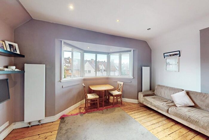 2 Bedroom Flat To Rent In Golders Green Crescent, Golders Green, NW11