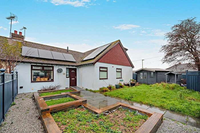 4 Bedroom Bungalow For Sale In West View Drive, Yapton, Arundel, BN18